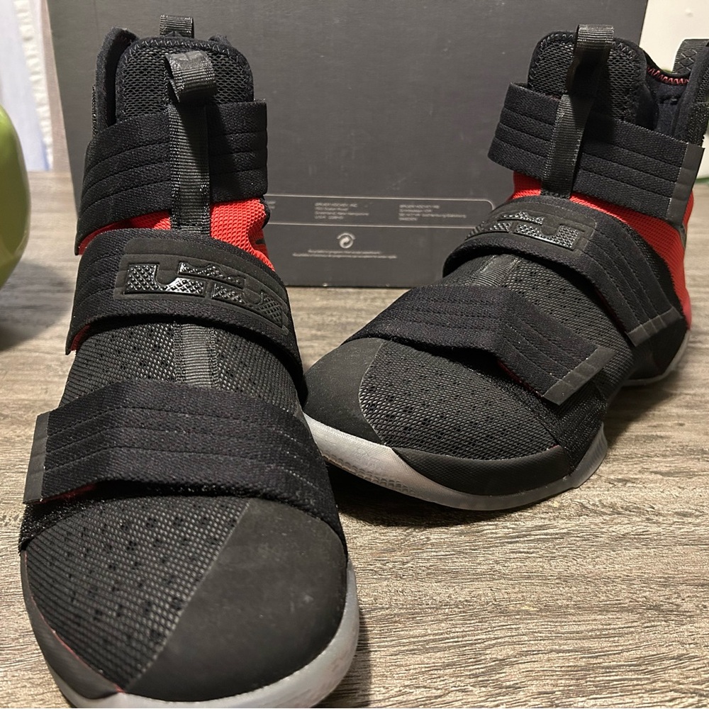 [US 10.5] Nike Lebron James X